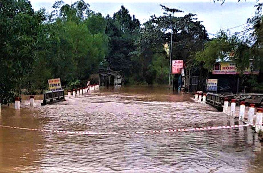 Huế: Nước lũ l&ecirc;n nhanh, giao th&ocirc;ng chia cắt, gần 300 nh&agrave; d&acirc;n ch&igrave;m trong biển nước- Ảnh 7.