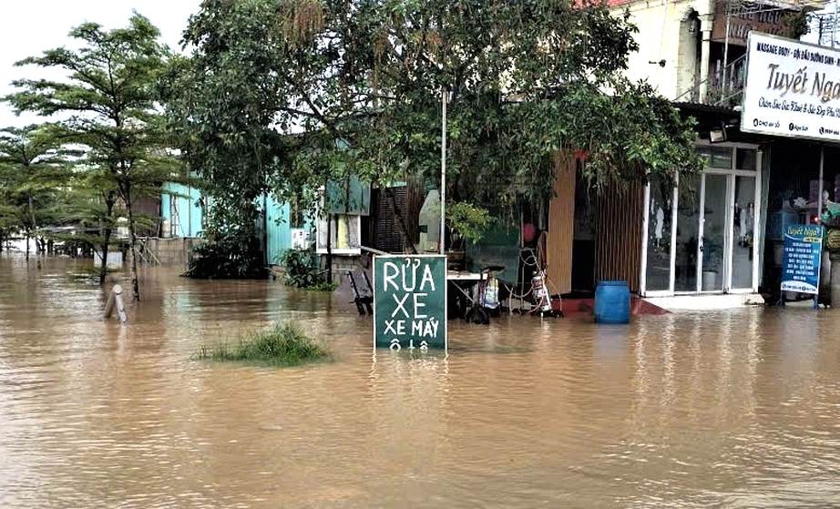 Huế: Nước lũ l&ecirc;n nhanh, giao th&ocirc;ng chia cắt, gần 300 nh&agrave; d&acirc;n ch&igrave;m trong biển nước- Ảnh 8.