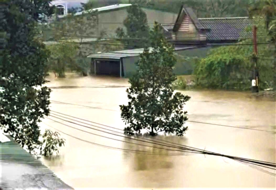 Huế: Nước lũ l&ecirc;n nhanh, giao th&ocirc;ng chia cắt, gần 300 nh&agrave; d&acirc;n ch&igrave;m trong biển nước- Ảnh 5.