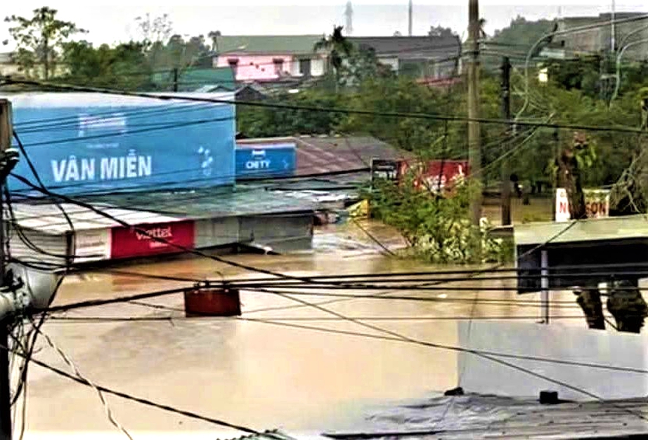 Huế: Nước lũ l&ecirc;n nhanh, giao th&ocirc;ng chia cắt, gần 300 nh&agrave; d&acirc;n ch&igrave;m trong biển nước- Ảnh 2.