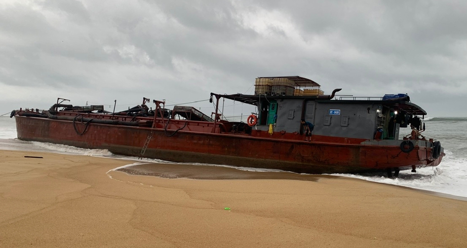 T&agrave;u h&agrave;ng g&atilde;y b&aacute;nh l&aacute;i, bị s&oacute;ng đ&aacute;nh dạt v&agrave;o bờ biển Quảng Ng&atilde;i- Ảnh 1.