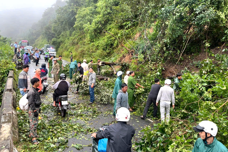 Khắc phục sạt lở, thông xe đường đèo Ngoạn Mục nối Khánh Hòa - Lâm Đồng- Ảnh 2. Khắc phục sạt lở, thông xe đường đèo Ngoạn Mục nối Khánh Hòa - Lâm Đồng- Ảnh 2.