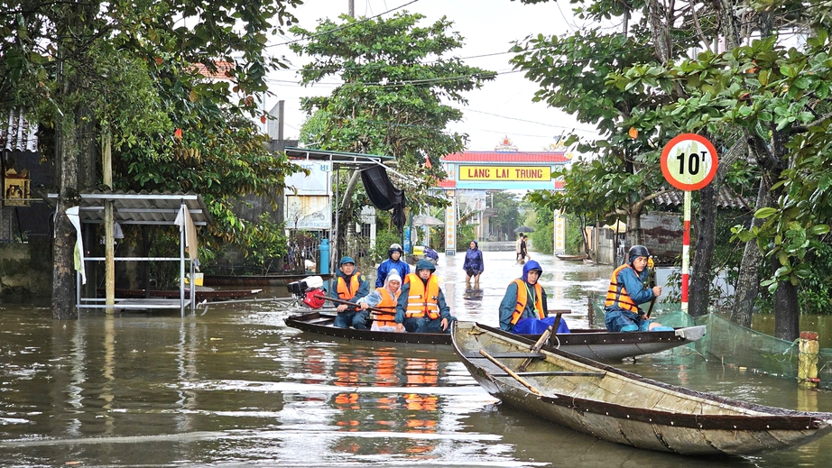 Tỉnh lộ ngập sâu gây chia cắt giao thông, hơn 7.500 nhà dân ở TP Huế chìm trong nước- Ảnh 3. Tỉnh lộ ngập sâu gây chia cắt giao thông, hơn 7.500 nhà dân ở TP Huế chìm trong nước- Ảnh 3.