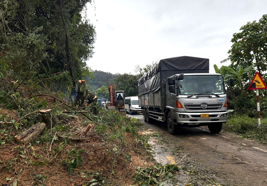 Khắc phục sạt lở, thông xe đường đèo Ngoạn Mục nối Khánh Hòa - Lâm Đồng- Ảnh 1. Khắc phục sạt lở, thông xe đường đèo Ngoạn Mục nối Khánh Hòa - Lâm Đồng- Ảnh 1.