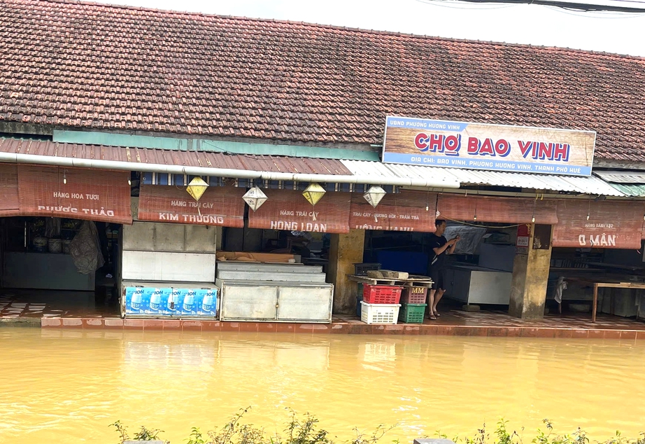 Tỉnh lộ ngập sâu gây chia cắt giao thông, hơn 7.500 nhà dân ở TP Huế chìm trong nước- Ảnh 4. Tỉnh lộ ngập sâu gây chia cắt giao thông, hơn 7.500 nhà dân ở TP Huế chìm trong nước- Ảnh 4.
