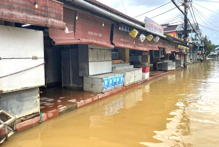 Tỉnh lộ ngập sâu gây chia cắt giao thông, hơn 7.500 nhà dân ở TP Huế chìm trong nước- Ảnh 5. Tỉnh lộ ngập sâu gây chia cắt giao thông, hơn 7.500 nhà dân ở TP Huế chìm trong nước- Ảnh 5.