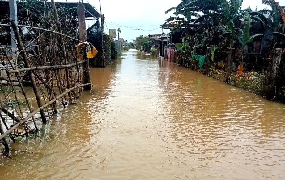 Tỉnh lộ ngập sâu gây chia cắt giao thông, hơn 7.500 nhà dân ở TP Huế chìm trong nước- Ảnh 6. Tỉnh lộ ngập sâu gây chia cắt giao thông, hơn 7.500 nhà dân ở TP Huế chìm trong nước- Ảnh 6.