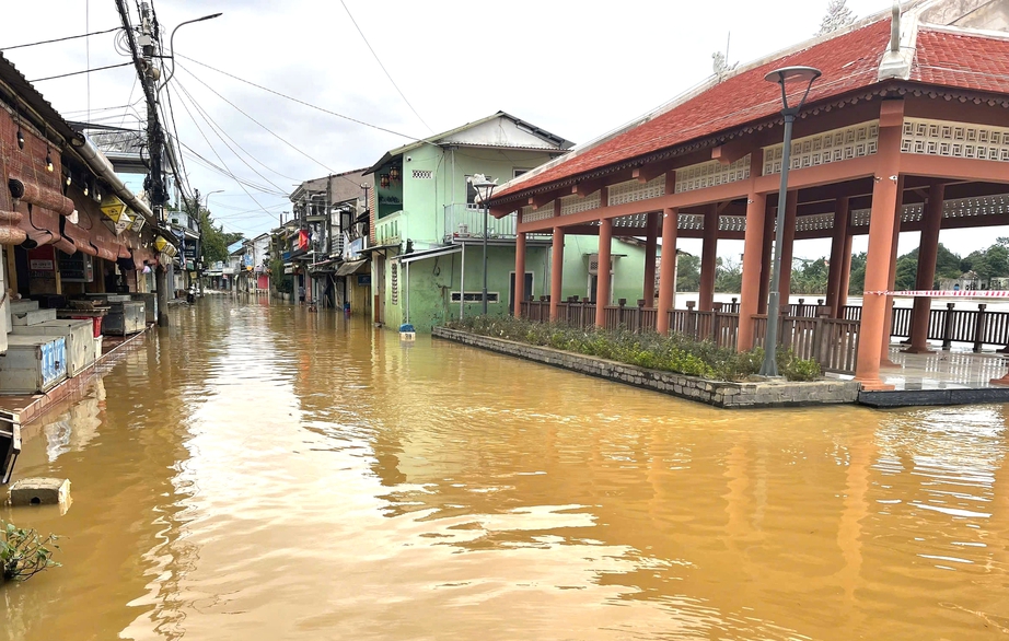 Tỉnh lộ ngập sâu gây chia cắt giao thông, hơn 7.500 nhà dân ở TP Huế chìm trong nước- Ảnh 7. Tỉnh lộ ngập sâu gây chia cắt giao thông, hơn 7.500 nhà dân ở TP Huế chìm trong nước- Ảnh 7.