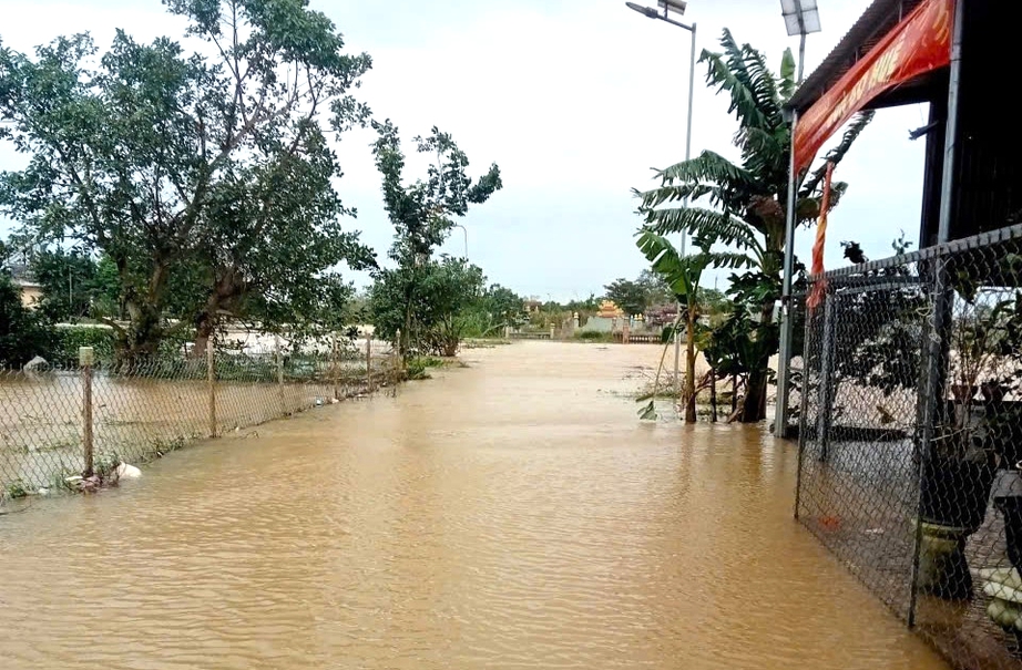 Tỉnh lộ ngập sâu gây chia cắt giao thông, hơn 7.500 nhà dân ở TP Huế chìm trong nước- Ảnh 8. Tỉnh lộ ngập sâu gây chia cắt giao thông, hơn 7.500 nhà dân ở TP Huế chìm trong nước- Ảnh 8.