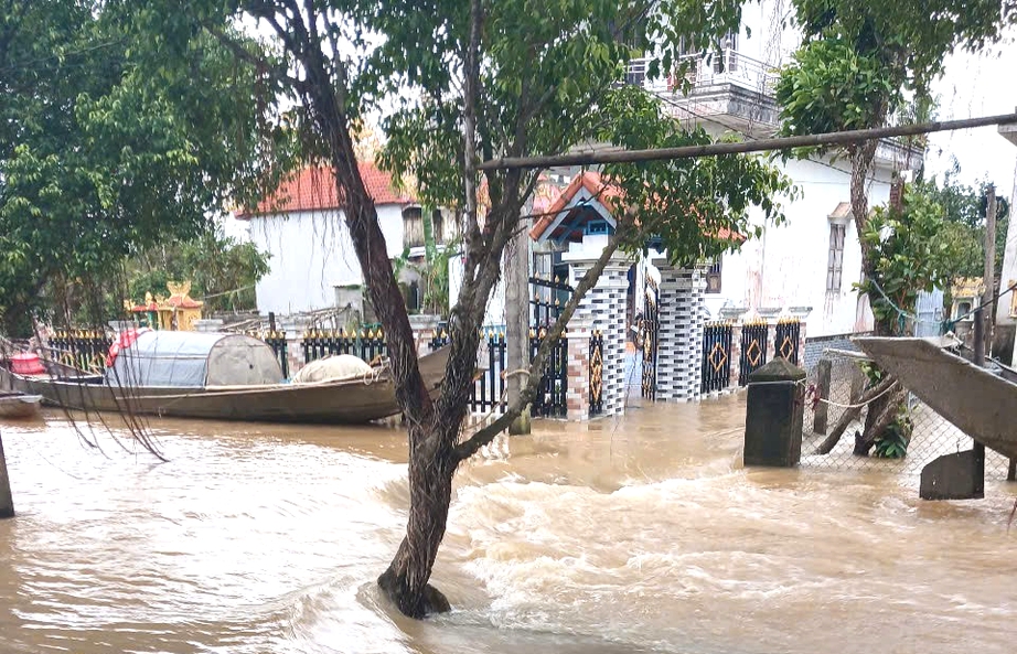 Tỉnh lộ ngập sâu gây chia cắt giao thông, hơn 7.500 nhà dân ở TP Huế chìm trong nước- Ảnh 9. Tỉnh lộ ngập sâu gây chia cắt giao thông, hơn 7.500 nhà dân ở TP Huế chìm trong nước- Ảnh 9.