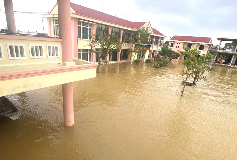 Tỉnh lộ ngập sâu gây chia cắt giao thông, hơn 7.500 nhà dân ở TP Huế chìm trong nước- Ảnh 1. Tỉnh lộ ngập sâu gây chia cắt giao thông, hơn 7.500 nhà dân ở TP Huế chìm trong nước- Ảnh 1.