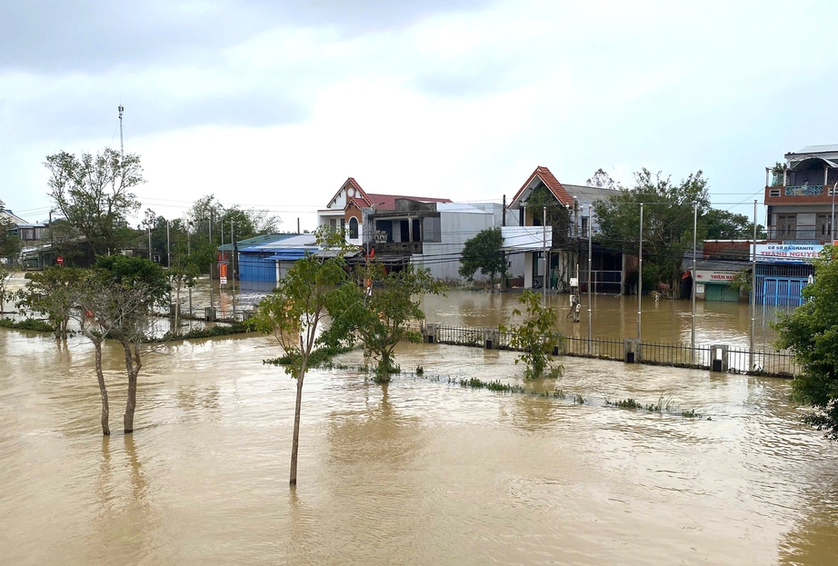 Tỉnh lộ ngập sâu gây chia cắt giao thông, hơn 7.500 nhà dân ở TP Huế chìm trong nước- Ảnh 2. Tỉnh lộ ngập sâu gây chia cắt giao thông, hơn 7.500 nhà dân ở TP Huế chìm trong nước- Ảnh 2.