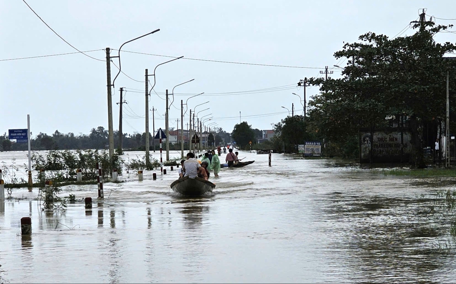 Tỉnh lộ ngập sâu gây chia cắt giao thông, hơn 7.500 nhà dân ở TP Huế chìm trong nước- Ảnh 10. Tỉnh lộ ngập sâu gây chia cắt giao thông, hơn 7.500 nhà dân ở TP Huế chìm trong nước- Ảnh 10.
