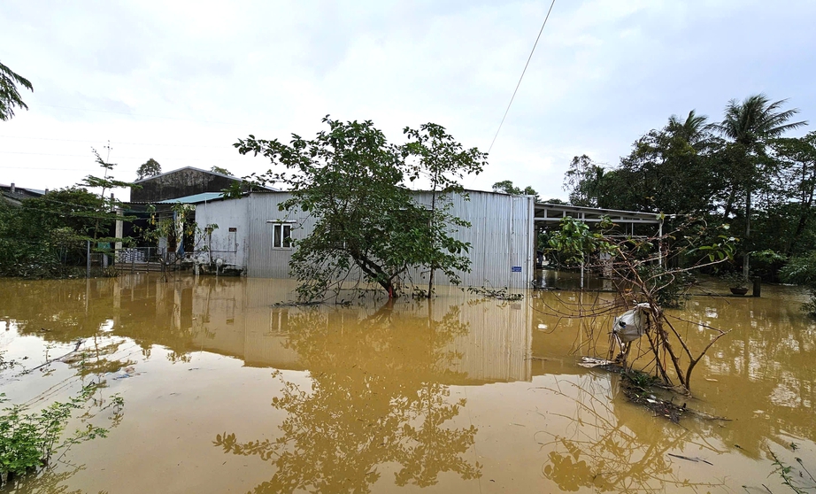 Tỉnh lộ ngập sâu gây chia cắt giao thông, hơn 7.500 nhà dân ở TP Huế chìm trong nước- Ảnh 12. Tỉnh lộ ngập sâu gây chia cắt giao thông, hơn 7.500 nhà dân ở TP Huế chìm trong nước- Ảnh 12.