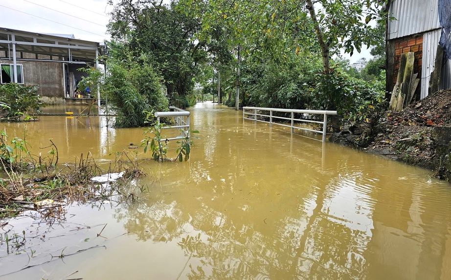 Tỉnh lộ ngập sâu gây chia cắt giao thông, hơn 7.500 nhà dân ở TP Huế chìm trong nước- Ảnh 13. Tỉnh lộ ngập sâu gây chia cắt giao thông, hơn 7.500 nhà dân ở TP Huế chìm trong nước- Ảnh 13.