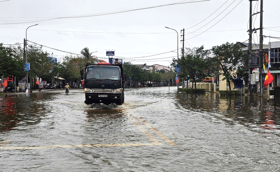 Tỉnh lộ ngập sâu gây chia cắt giao thông, hơn 7.500 nhà dân ở TP Huế chìm trong nước- Ảnh 14. Tỉnh lộ ngập sâu gây chia cắt giao thông, hơn 7.500 nhà dân ở TP Huế chìm trong nước- Ảnh 14.