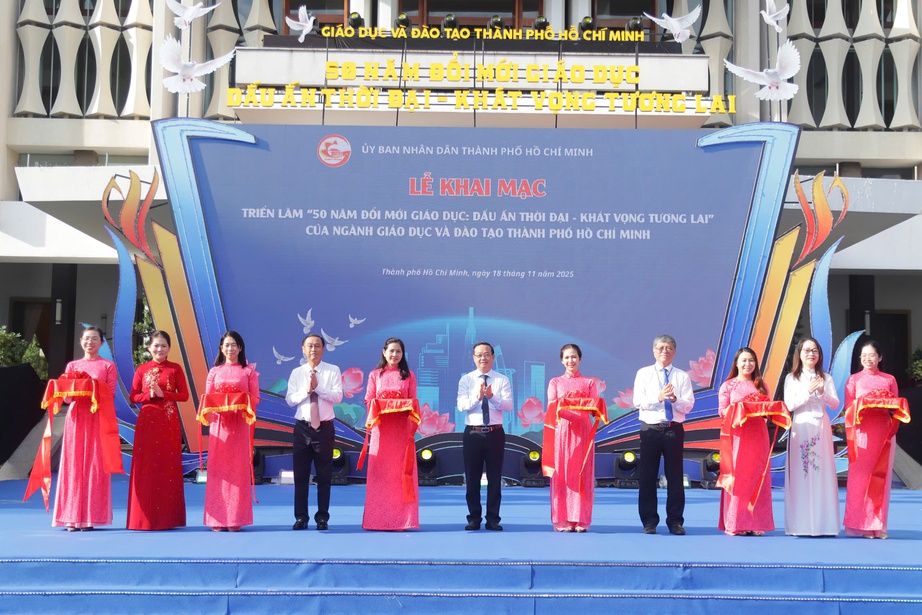 TP.HCM khai mạc triển l&atilde;m &ldquo;50 năm đổi mới gi&aacute;o dục&rdquo;: Nh&igrave;n lại dấu ấn, hướng đến tương lai- Ảnh 1.