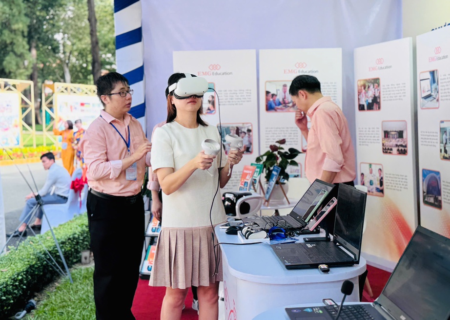 TP.HCM khai mạc triển l&atilde;m &ldquo;50 năm đổi mới gi&aacute;o dục&rdquo;: Nh&igrave;n lại dấu ấn, hướng đến tương lai- Ảnh 3.