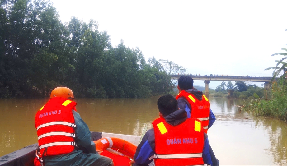 Đ&agrave; Nẵng: T&igrave;m thấy nạn nh&acirc;n bị nước cuốn tr&ocirc;i khi đi khai th&aacute;c keo về nh&agrave;- Ảnh 1.