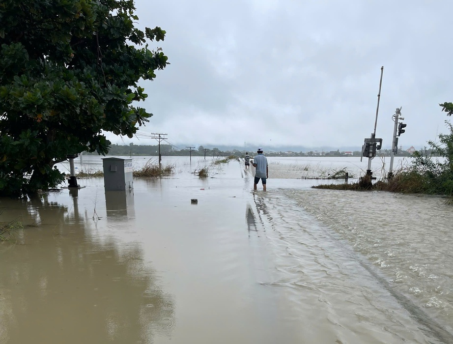 Ảnh hưởng mưa lũ khu vực Nam Trung Bộ, đường sắt dừng chạy nhiều t&agrave;u- Ảnh 1.
