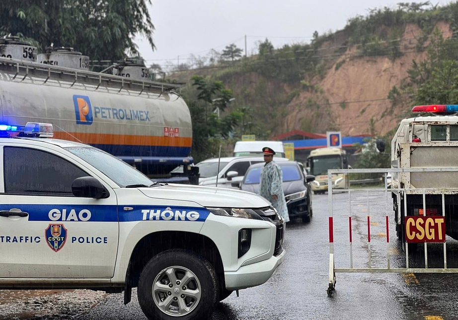 Đ&egrave;o Ngoạn Mục xuất hiện th&ecirc;m nhiều điểm sạt lở, tạm cấm phương tiện qua lại- Ảnh 1.