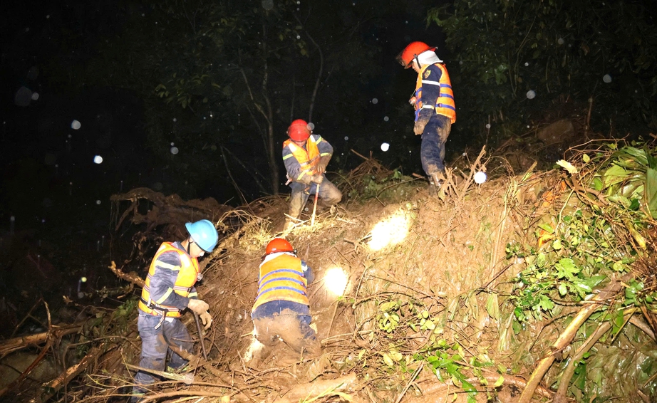 T&igrave;m thấy thi thể nạn nh&acirc;n cuối c&ugrave;ng vụ sạt lở đ&egrave;o Kh&aacute;nh Sơn- Ảnh 1.