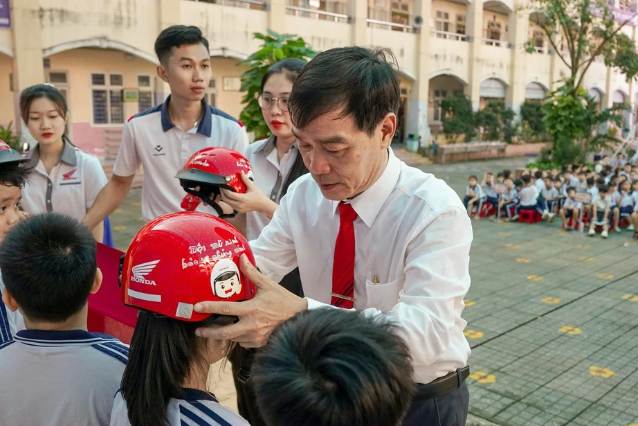 Trao tặng mũ bảo hiểm, đ&agrave;o tạo ATGT cho 1.200 học sinh, phụ huynh ở TP.HCM- Ảnh 1.