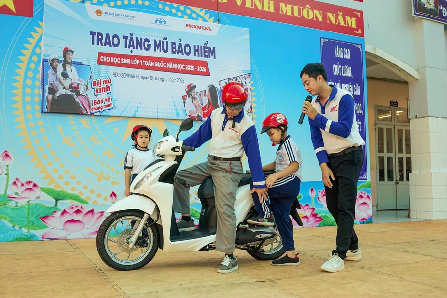 Trao tặng mũ bảo hiểm, đ&agrave;o tạo ATGT cho 1.200 học sinh, phụ huynh ở TP.HCM- Ảnh 2.