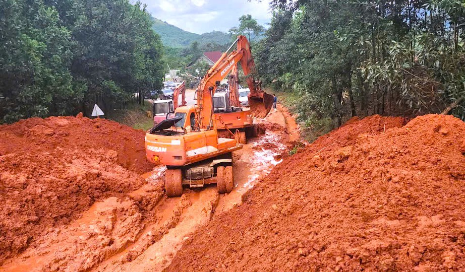 C&ograve;n 50 vị tr&iacute; tắc đường ở khu vực miền Trung- Ảnh 1.