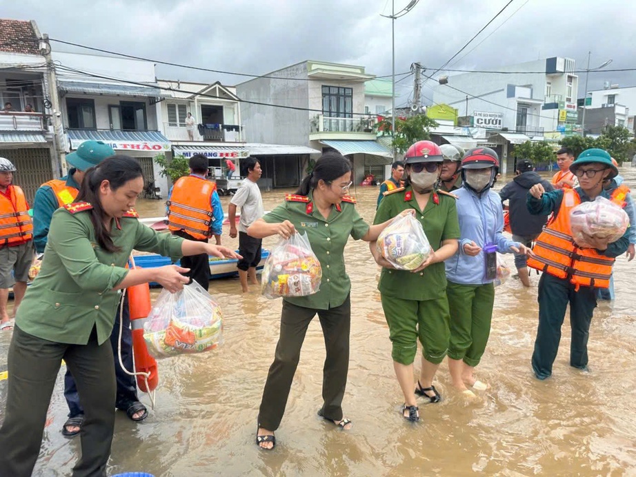 Mưa lũ miền Trung: Cấp 4.000 tấn gạo dự trữ quốc gia hỗ trợ vùng lũ Khánh Hòa và Gia Lai- Ảnh 1. Mưa lũ miền Trung: Cấp 4.000 tấn gạo dự trữ quốc gia hỗ trợ vùng lũ Khánh Hòa và Gia Lai- Ảnh 1.