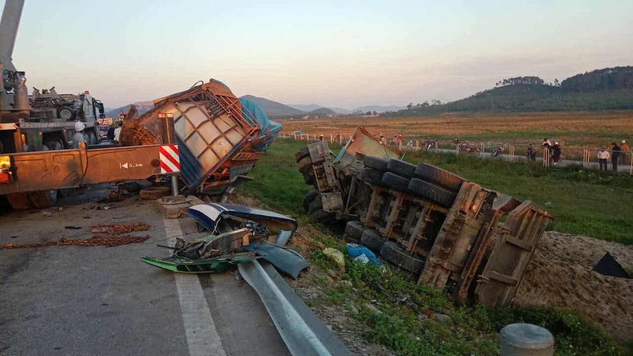 Đ&acirc;m xe li&ecirc;n ho&agrave;n tr&ecirc;n cao tốc Bắc - Nam qua Nghệ An, 2 người bị thương- Ảnh 1.
