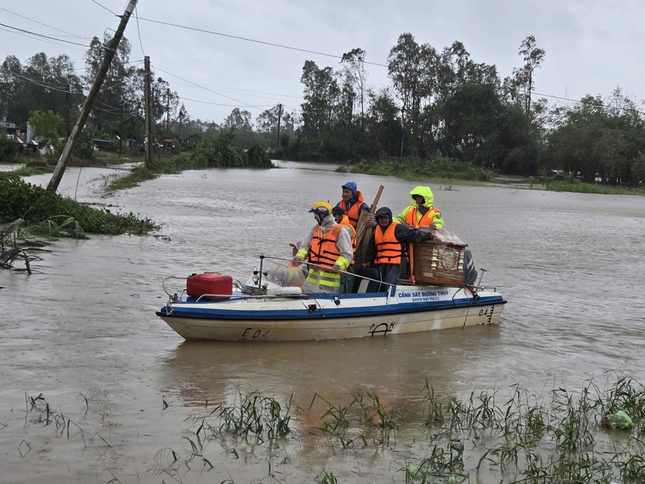 CSGT Đắk Lắk vượt lũ chuyển quan tài để lo hậu sự cho cháu bé- Ảnh 1. CSGT Đắk Lắk vượt lũ chuyển quan tài để lo hậu sự cho cháu bé- Ảnh 1.