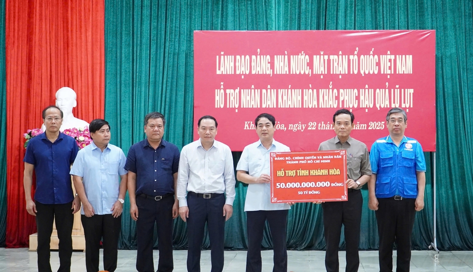 Thường trực Ban Bí thư Trần Cẩm Tú: Ưu tiên cao nhất là cứu người, không để dân đói- Ảnh 4. Thường trực Ban Bí thư Trần Cẩm Tú: Ưu tiên cao nhất là cứu người, không để dân đói- Ảnh 4.