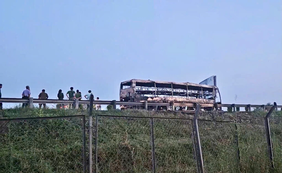 Xe giường nằm bốc ch&aacute;y dữ dội tr&ecirc;n cao tốc, h&agrave;nh kh&aacute;ch bỏ chạy tho&aacute;t th&acirc;n- Ảnh 1.