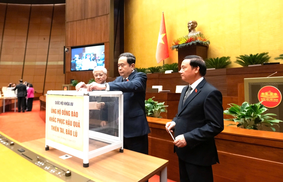 Quốc hội tưởng niệm người tử vong do thi&ecirc;n tai, quy&ecirc;n g&oacute;p ủng hộ đồng b&agrave;o v&ugrave;ng b&atilde;o lũ- Ảnh 3.