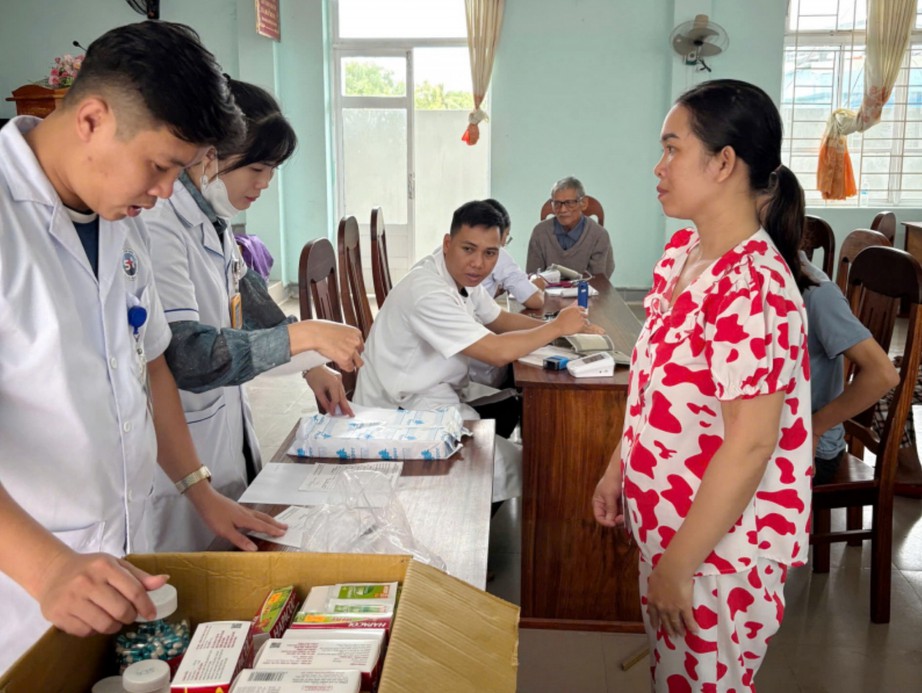 H&agrave;ng ng&agrave;n tấn h&agrave;ng, nh&acirc;n vi&ecirc;n y tế sẵn s&agrave;ng hỗ trợ v&ugrave;ng lũ- Ảnh 2.