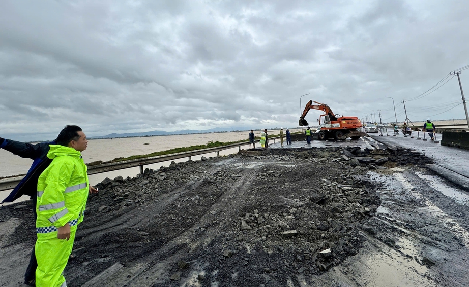 19 điểm tr&ecirc;n quốc lộ bị chia cắt, ng&agrave;nh X&acirc;y dựng căng m&igrave;nh ứng ph&oacute; mưa lũ- Ảnh 1.