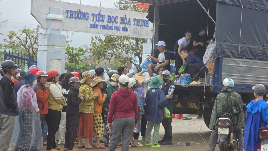 Thủ tướng chỉ đạo khẩn trương khắc phục hậu quả mưa lũ tại Nam Trung Bộ- Ảnh 1.