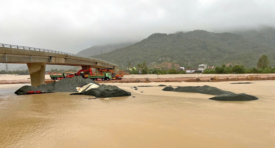 Chạy đua bù tiến độ cao tốc sau lũ- Ảnh 1. Chạy đua bù tiến độ cao tốc sau lũ- Ảnh 1.