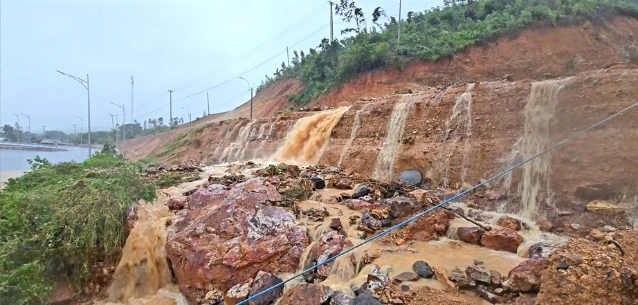 Chạy đua bù tiến độ cao tốc sau lũ- Ảnh 2. Chạy đua bù tiến độ cao tốc sau lũ- Ảnh 2.