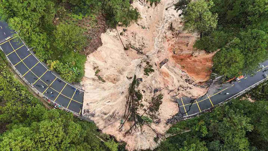 Bộ X&acirc;y dựng tiếp ứng vật tư, chỉ đạo xử l&yacute; sạt lở, huy động tổng lực mở đường sau lũ- Ảnh 2.