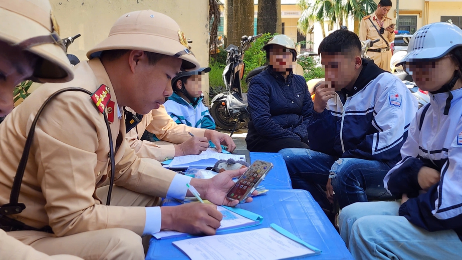 Bắc Ninh: Nhiều học sinh đi xe m&aacute;y vi phạm giao th&ocirc;ng bị xử phạt- Ảnh 1.