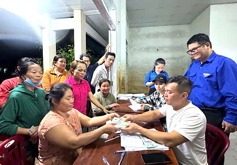 Kh&aacute;nh H&ograve;a: Động vi&ecirc;n tinh thần, kịp thời hỗ trợ người d&acirc;n v&ugrave;ng lũ ngay khi nước r&uacute;t- Ảnh 2.