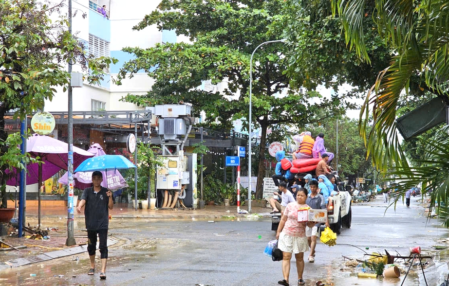 Kh&aacute;nh H&ograve;a: Động vi&ecirc;n tinh thần, kịp thời hỗ trợ người d&acirc;n v&ugrave;ng lũ ngay khi nước r&uacute;t- Ảnh 5.