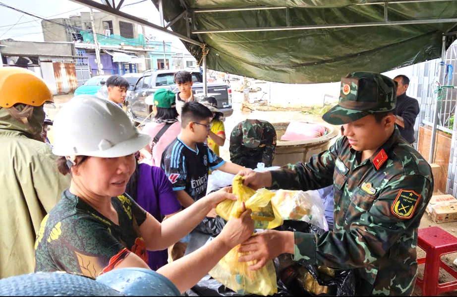 Kh&aacute;nh H&ograve;a: Động vi&ecirc;n tinh thần, kịp thời hỗ trợ người d&acirc;n v&ugrave;ng lũ ngay khi nước r&uacute;t- Ảnh 4.
