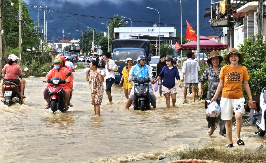 Kh&aacute;nh H&ograve;a: Động vi&ecirc;n tinh thần, kịp thời hỗ trợ người d&acirc;n v&ugrave;ng lũ ngay khi nước r&uacute;t- Ảnh 3.