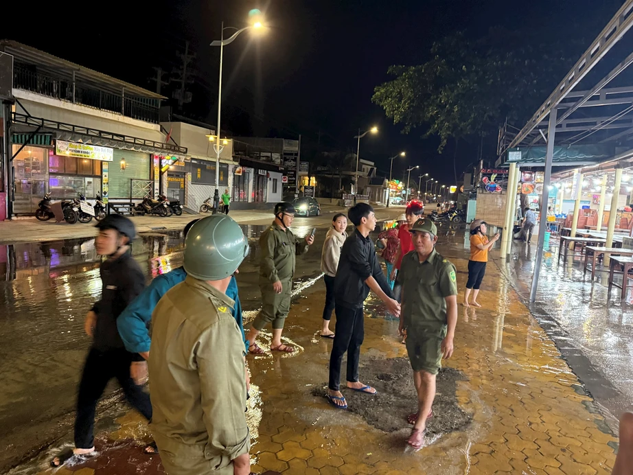 L&acirc;m Đồng di dời hộ kinh doanh v&igrave; s&oacute;ng lớn, Kh&aacute;nh H&ograve;a k&ecirc;u gọi t&agrave;u thuyền v&agrave;o tr&uacute; tr&aacute;nh- Ảnh 1.