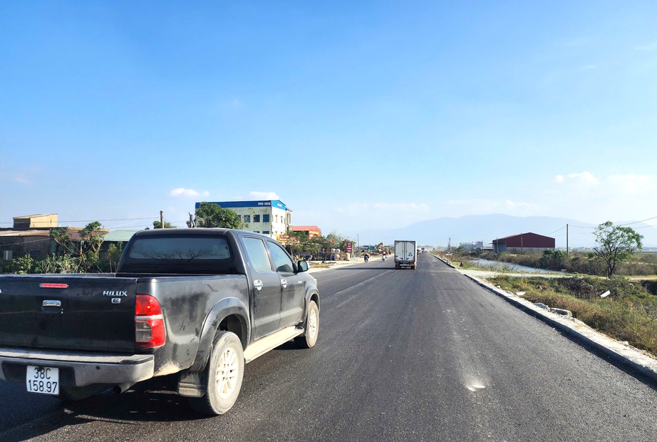 Khẩn trương thảm nhựa quốc lộ 1 qua H&agrave; Tĩnh sau mưa b&atilde;o- Ảnh 1.