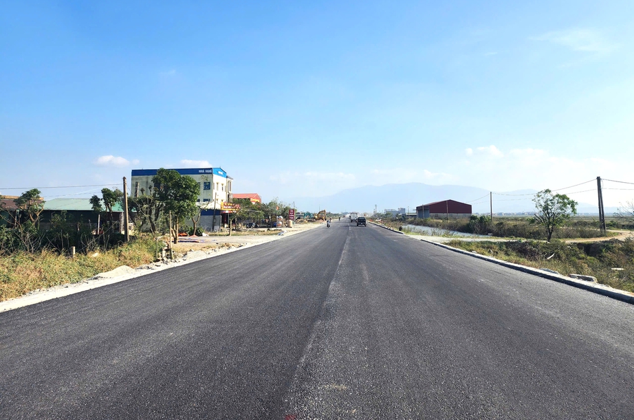 Khẩn trương thảm nhựa quốc lộ 1 qua H&agrave; Tĩnh sau mưa b&atilde;o- Ảnh 2.