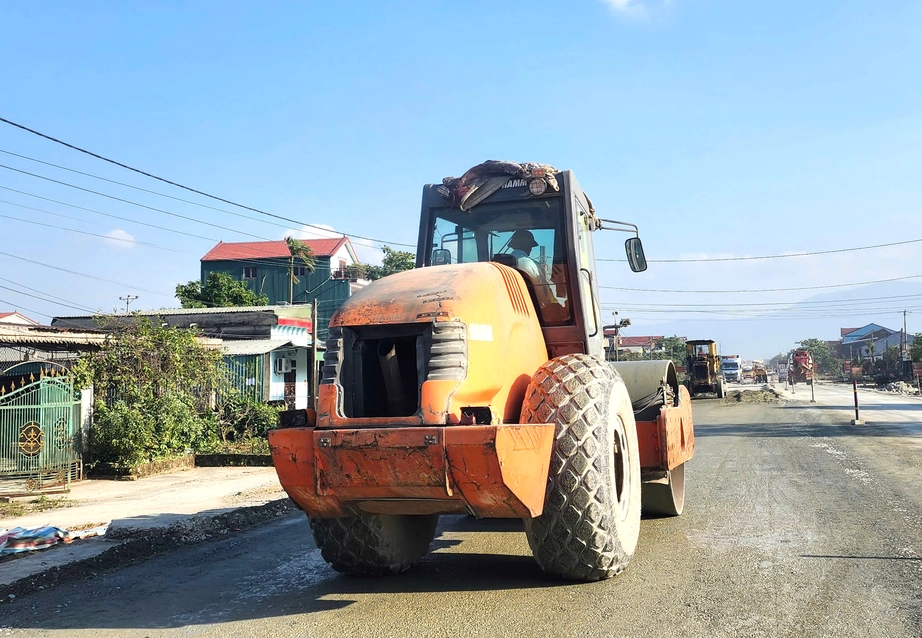 Khẩn trương thảm nhựa quốc lộ 1 qua H&agrave; Tĩnh sau mưa b&atilde;o- Ảnh 3.